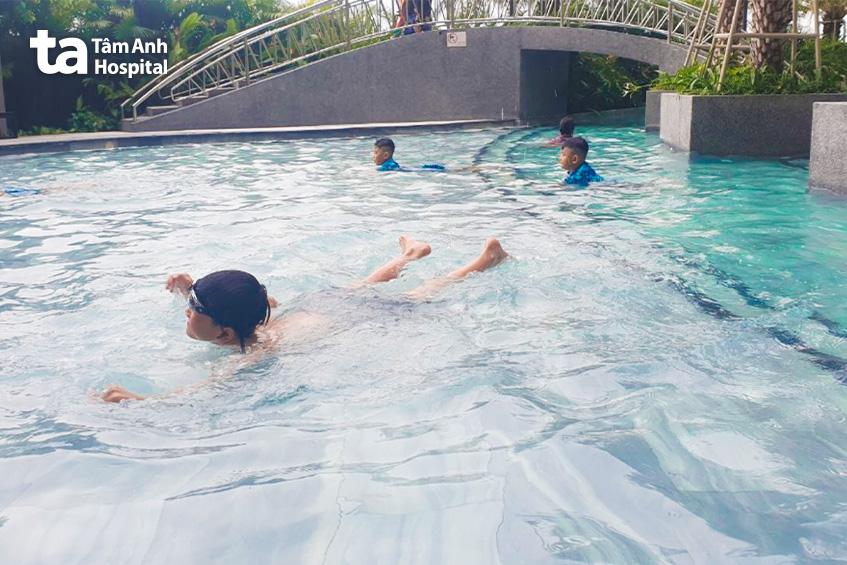 dễ viêm xoang khi trẻ đi bơi