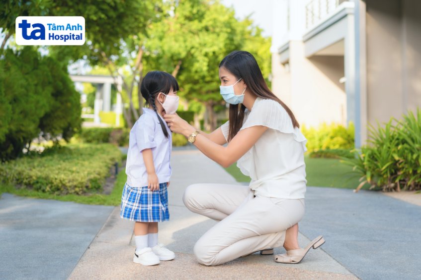 đeo khẩu trang để tránh bị lây nhiễm viêm phổi thùy