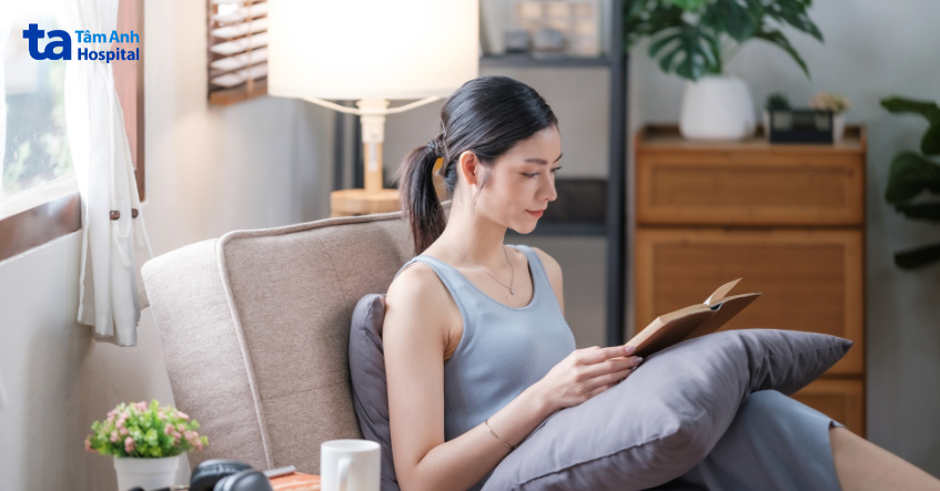 Đọc sách có thể giúp bạn ổn định tinh thần sau chọc hút noãn