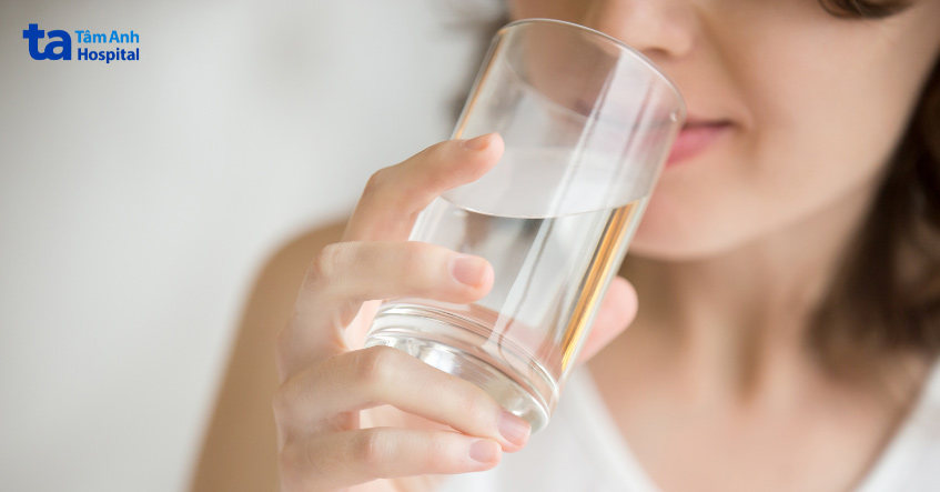 Duy trì thói quen uống 1,5-2 lít nước mỗi ngày rất tốt cho sức khỏe