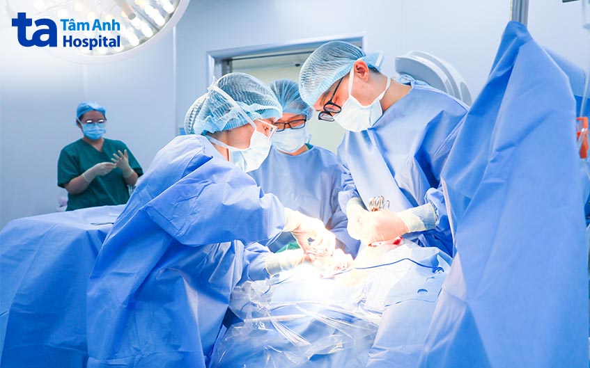ê kíp mổ lấy thai cho con chị thùy