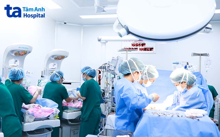 ê kíp phẫu thuật mổ thai cho chị minh