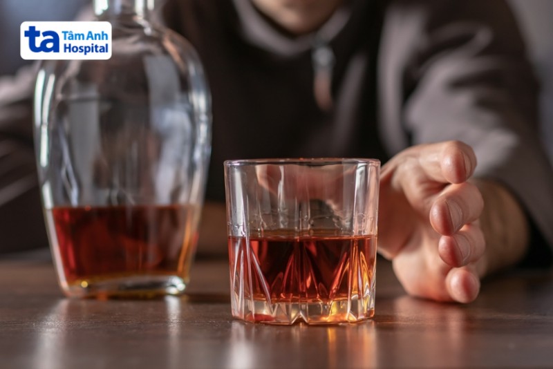 Bị gãy xương có uống rượu được không?