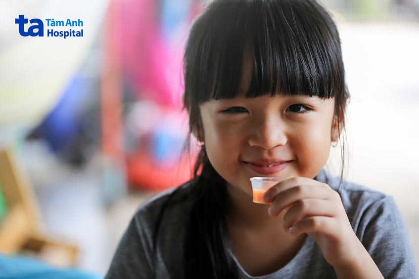 hòa tan thuốc vào lượng nước vừa đủ