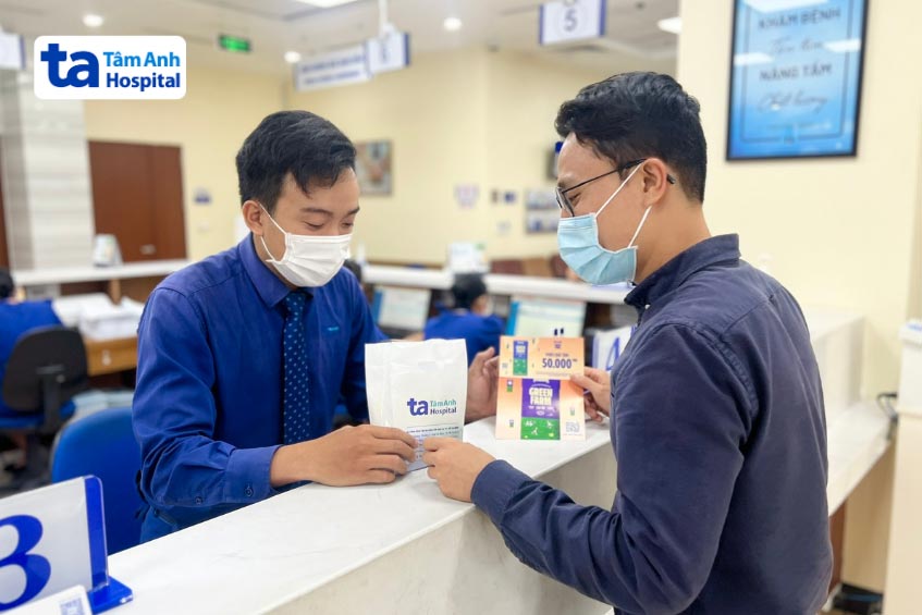 khách hàng nhận sữa tại quầy