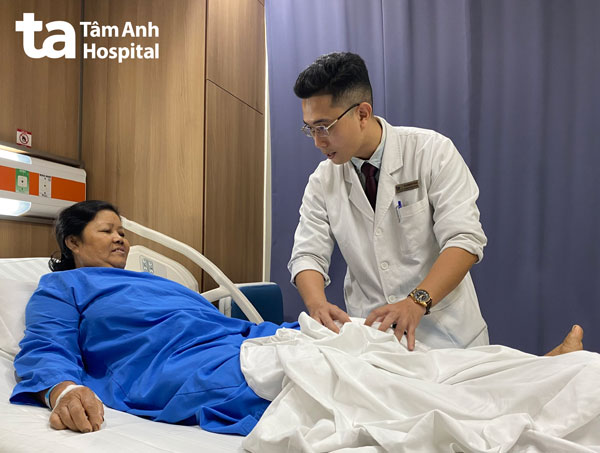 kiểm tra tình trạng người bệnh trước khi xuất viện