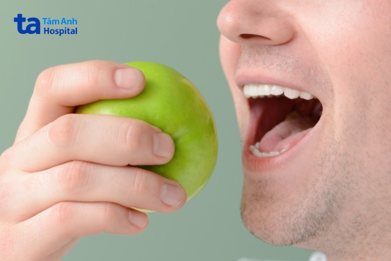 Không nghiến răng hoặc cắn vào vật cứng giúp bảo vệ men răng