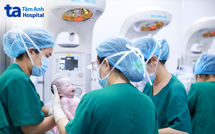 một bé chào đời thở yếu được ê kíp cấp cứu ngay tại phòng mổ bắt con