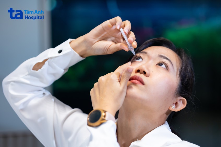 nếu gặp bất kỳ tác dụng phụ nào khi sử dụng thuốc nhỏ mắt phải báo ngay cho bác sĩ