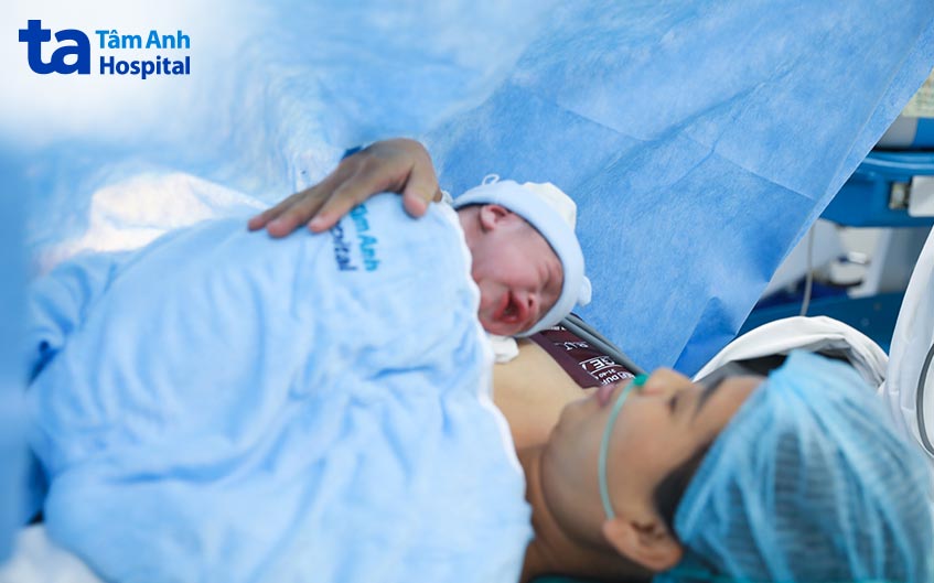 người mẹ hạnh phúc được ôm con sau 10 năm mong đợi