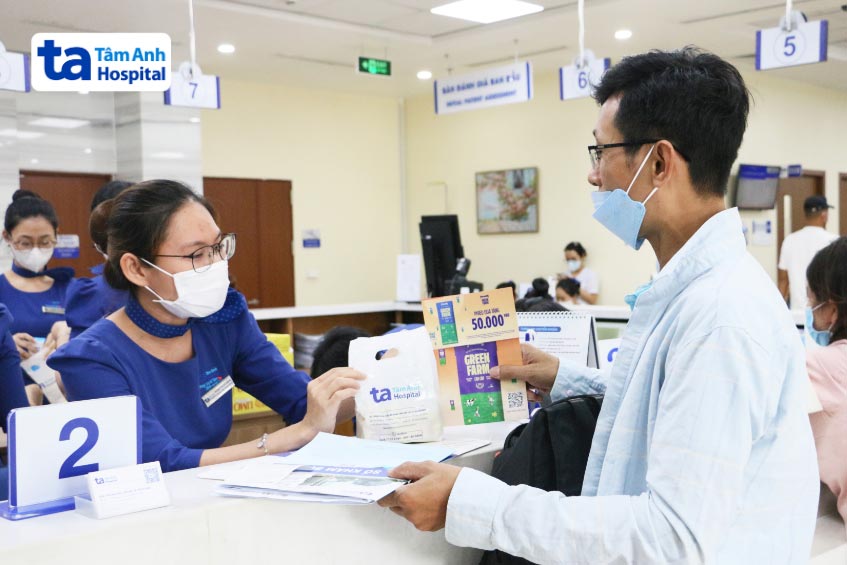 nhân viên đang hướng dẫn cho khách hàng