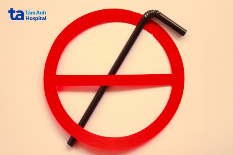 Vừa nhổ răng khôn không dùng ống hút