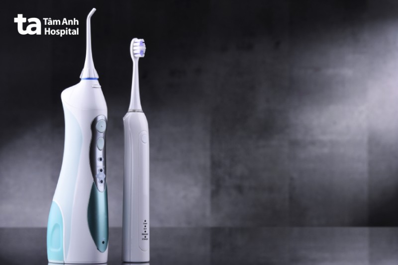 nhổ răng khôn kiêng gì, Không dùng bàn chải điện hoặc chải răng mạnh