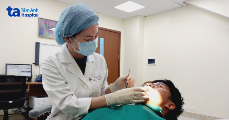 Tuân theo hướng dẫn của bác sĩ, tái khám sau nhổ răng