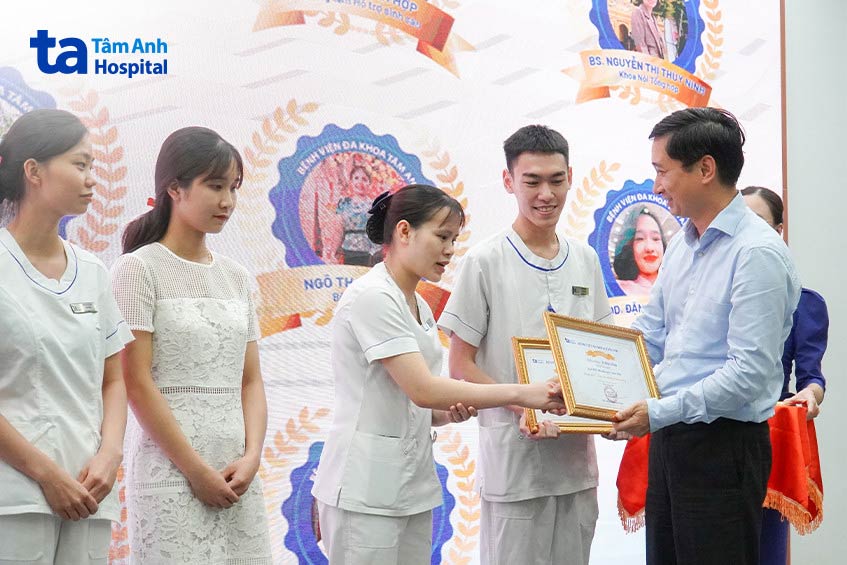 ông ngô chí dũng trao thưởng