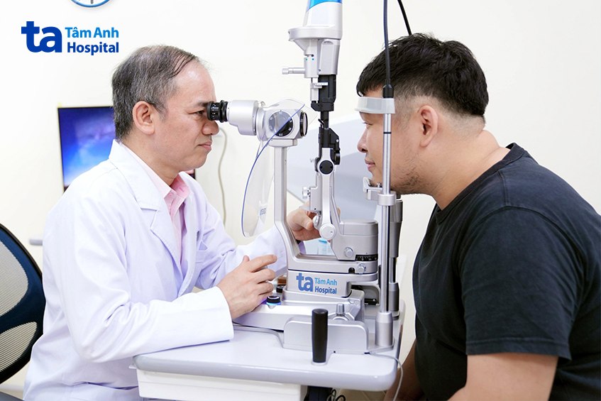 pgs hiệp thăm khám mắt sau mổ cho anh tuấn nam