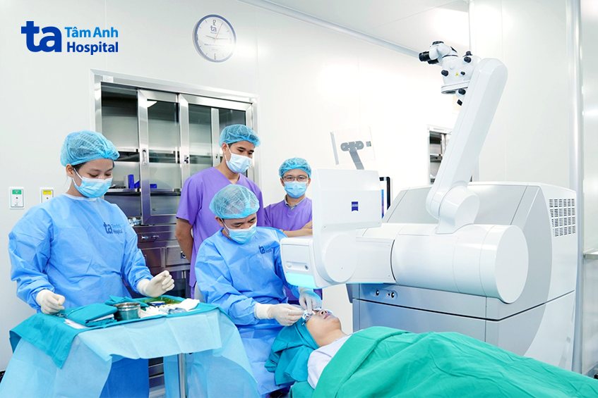 pgs hiệp thực hiện mổ mắt cho bệnh nhân bằng phương pháp smile pro