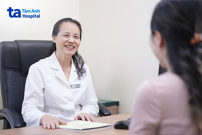 pgs hoa thăm khám cho người bệnh