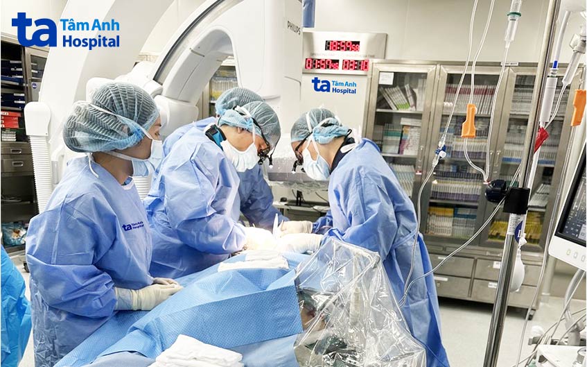 Các bác sĩ phẫu thuật Hybrid tái thông động mạch cảnh và động mạch dưới đòn cho bệnh nhân