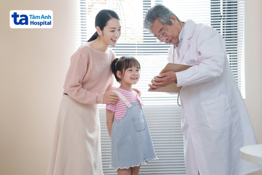 phụ huynh nên đưa con đến bệnh viện để điều trị suy nhược cơ thể kịp thời