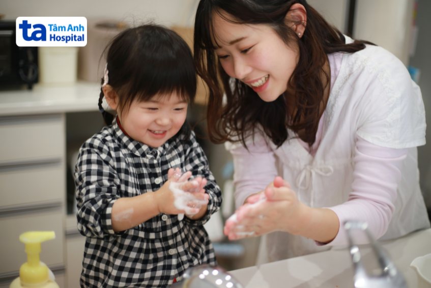 Phụ huynh nên tập cho trẻ thói quen rửa tay với xà phòng