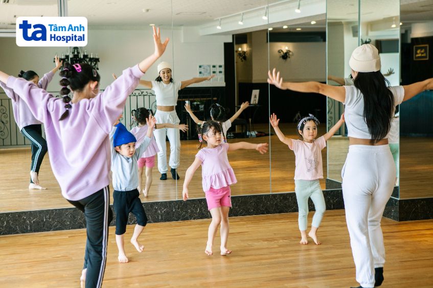 rèn luyện thể chất với cường độ phù hợp giúp hạn chế suy nhược cơ thể ở trẻ
