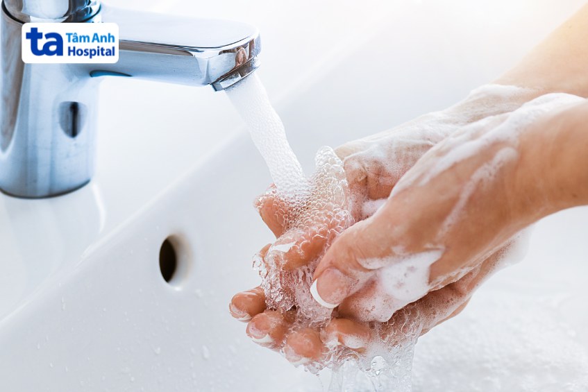 Rửa tay thường xuyên bằng xà phòng và nước sạch