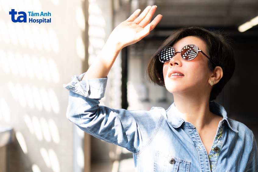 sử dụng kính để bảo vệ mắt khỏi khói bụi và ánh nắng mặt trời