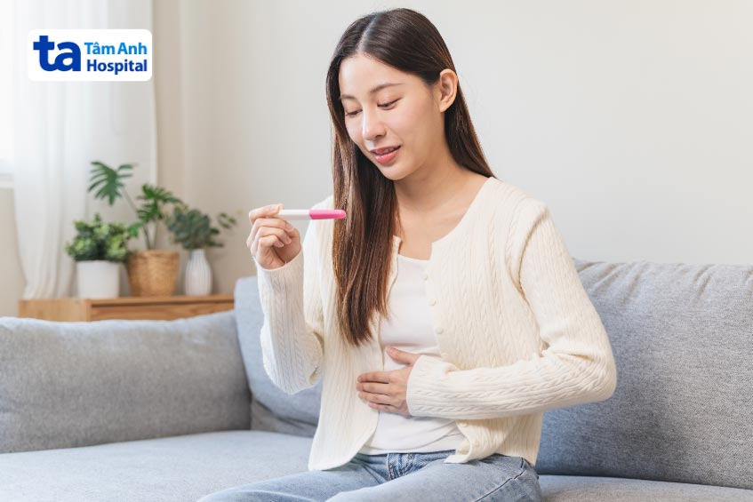 sử dụng que thử thai để xác định tình trạng ra máu báo thai