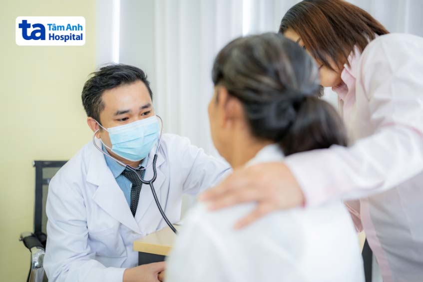 thăm khám lâm sàng để chẩn đoán bệnh viêm phổi kẽ