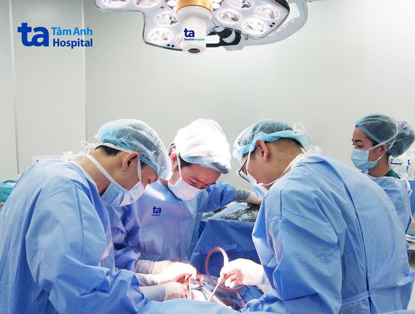 ths.bs.ckii phạm thanh trúc đang phẫu thuật cho người bệnh