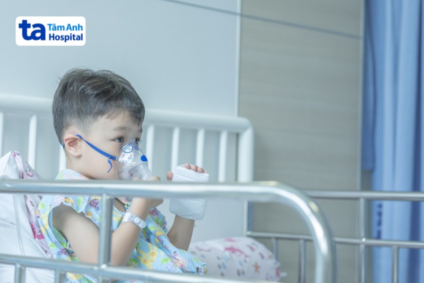 Trẻ bị hen suyễn nên được đưa đến bệnh viện