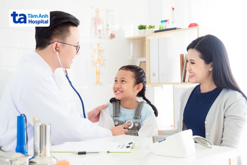 Trẻ có dấu hiệu mắc bệnh nên được đưa đến bệnh viện