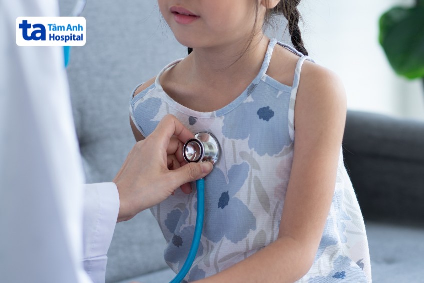 Trẻ có dấu hiệu mắc bệnh sởi nên được đưa đến bệnh viện