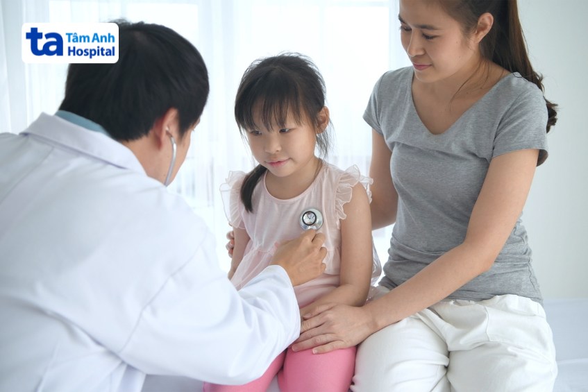 Trẻ có dấu hiệu viêm phế quản nên được đưa đến bệnh viện