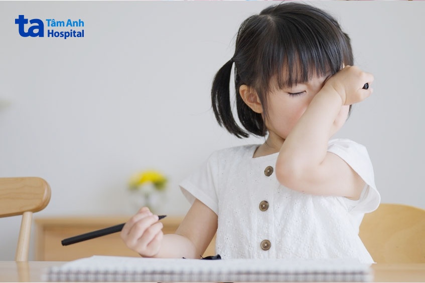 Trẻ mắc suy tuyến yên thiếu hụt hormone GH