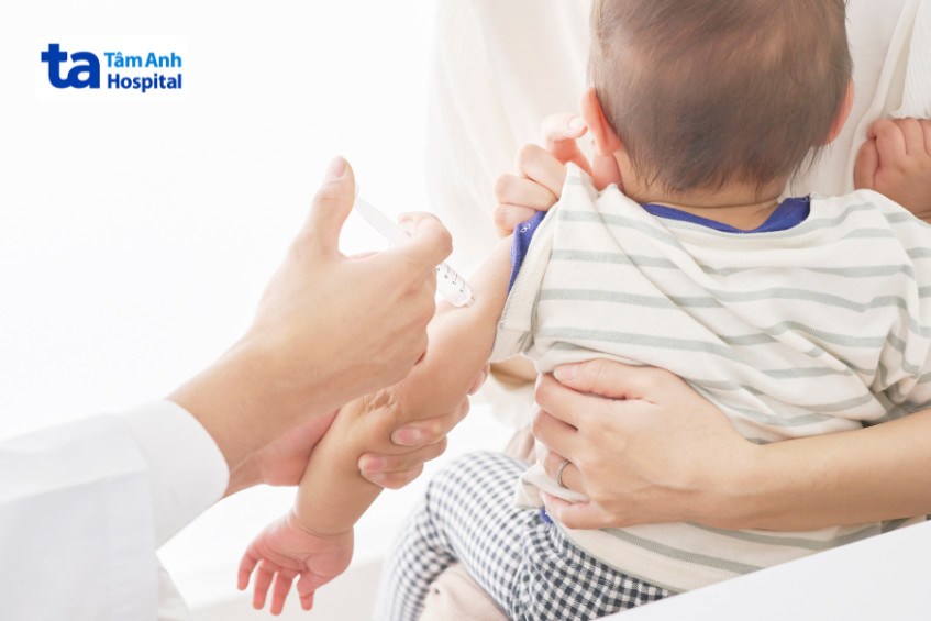 Trẻ nên được tiêm vacxin đủ mũi và đúng lịch