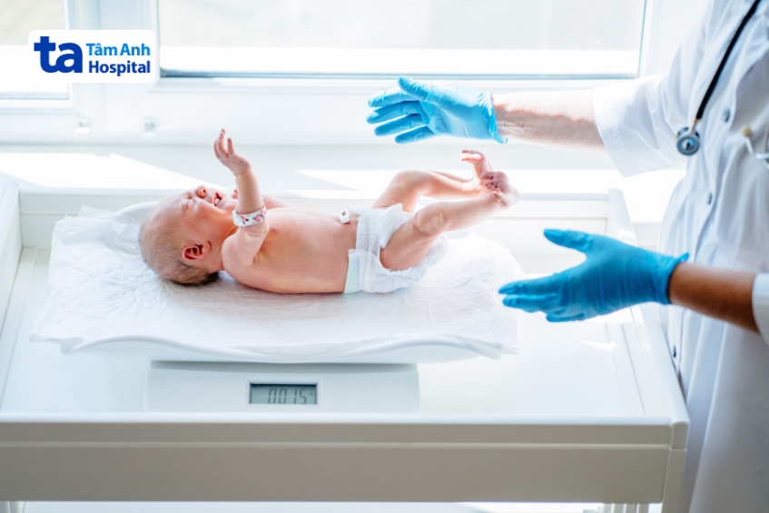 Trẻ sơ sinh mắc không lỗ van động mạch phổi thường nhẹ cân, chậm phát triển