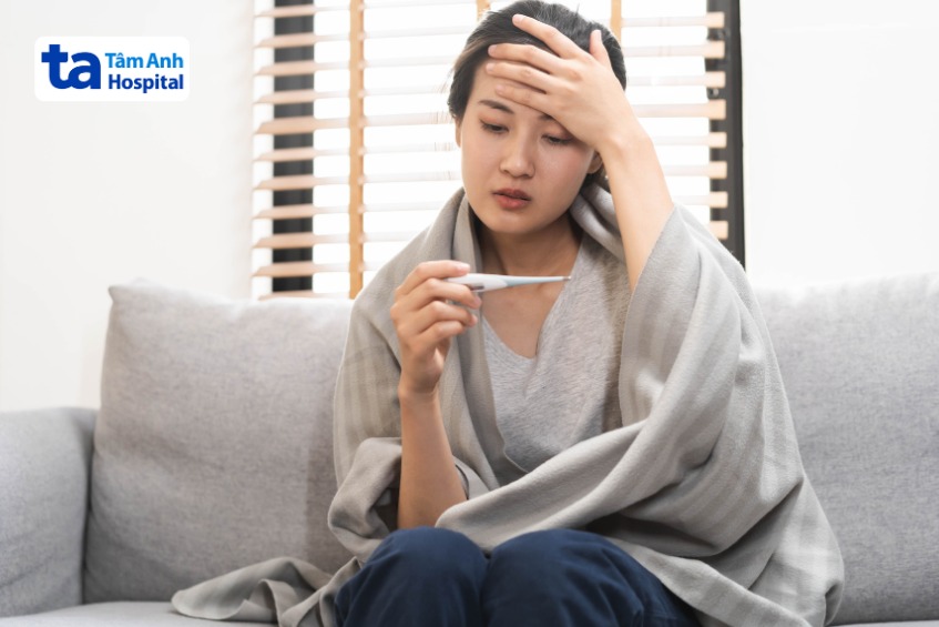 triệu chứng đau đầu buồn nôn sốt nhẹ