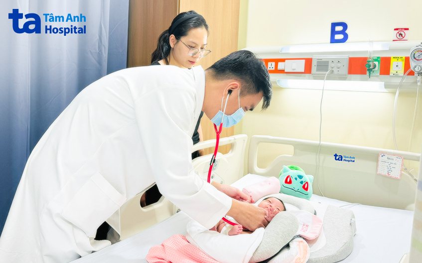 TS BS Đỗ Hữu Thiều Chương kiểm tra cho bé Joy