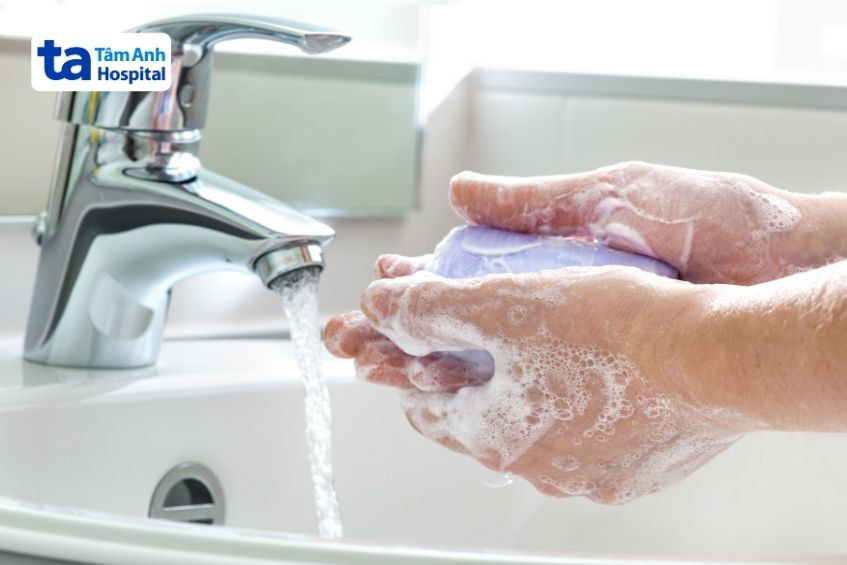 Vệ sinh tay sạch sẽ trước khi tiến hành đặt thuốc để tránh trầy xước và nhiễm trùng âm đạo