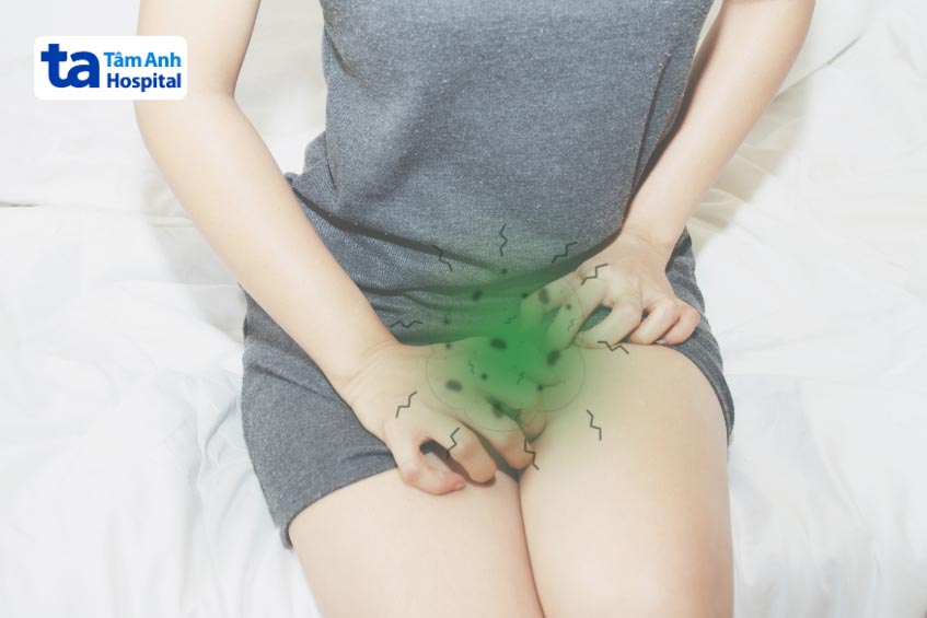 viêm âm đạo do vi khuẩn sẽ tiết ra mùi khó chịu, hôi tanh