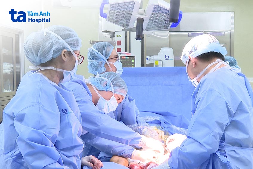 Bác sĩ can thiệp laser nội tĩnh mạch điều trị suy giãn tĩnh mạch chi dưới cho bệnh nhân
