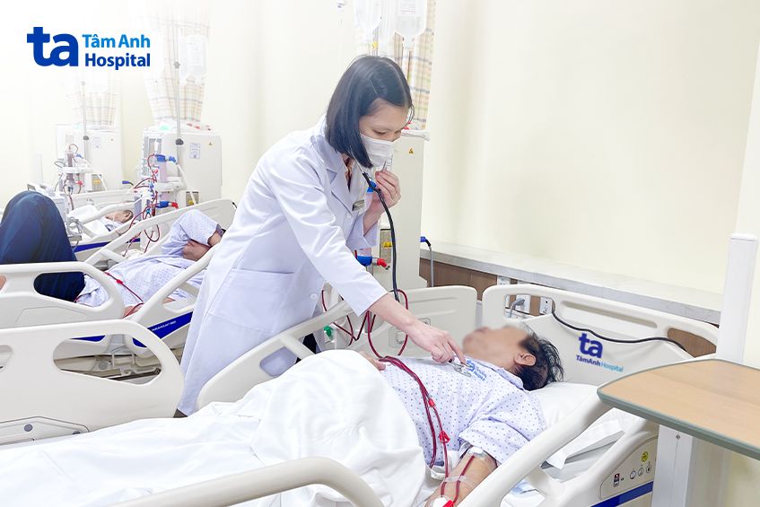 bác sĩ đang kiểm tra tình trạng sức khỏe bệnh nhân