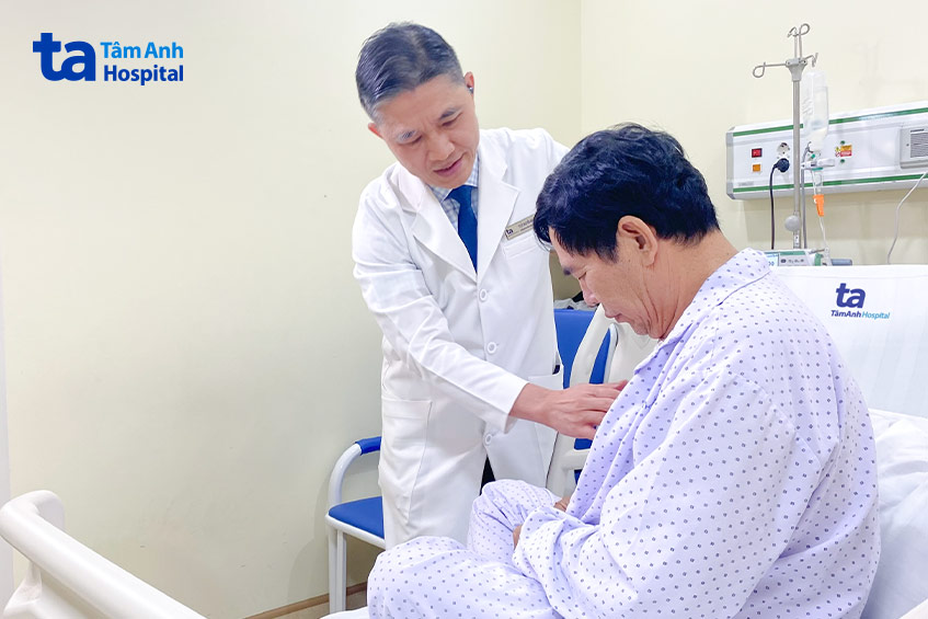Bác sĩ Dũng kiểm tra vết mổ cho ông Liêm trước khi xuất viện