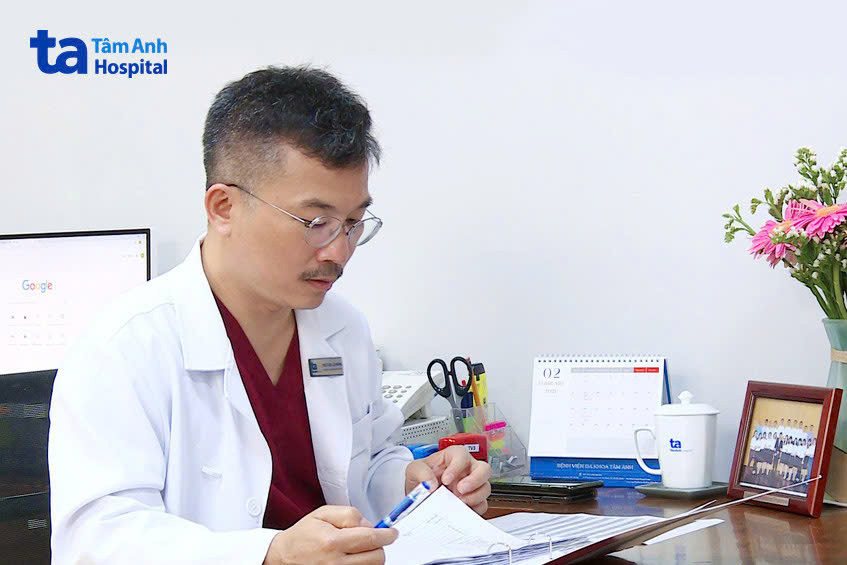TTND.PGS.TS.BS Lê Hoàng đang xem bệnh án và tư vấn cho bệnh nhân hiếm muộn