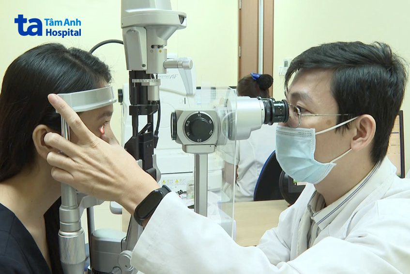 bác sĩ khám cho bệnh nhân tại trung tâm mắt tâm anh