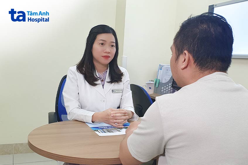 bác sĩ khám cho người bệnh