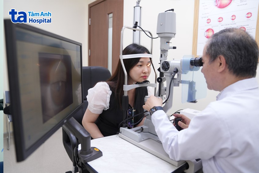 bác sĩ khám mắt bằng thiết bị hiện đại