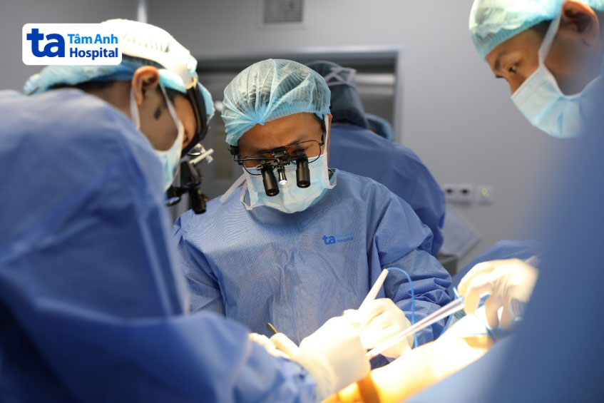 bác sĩ nghĩa giữa thực hiện vi phẫu điều trị bệnh lý tay vai